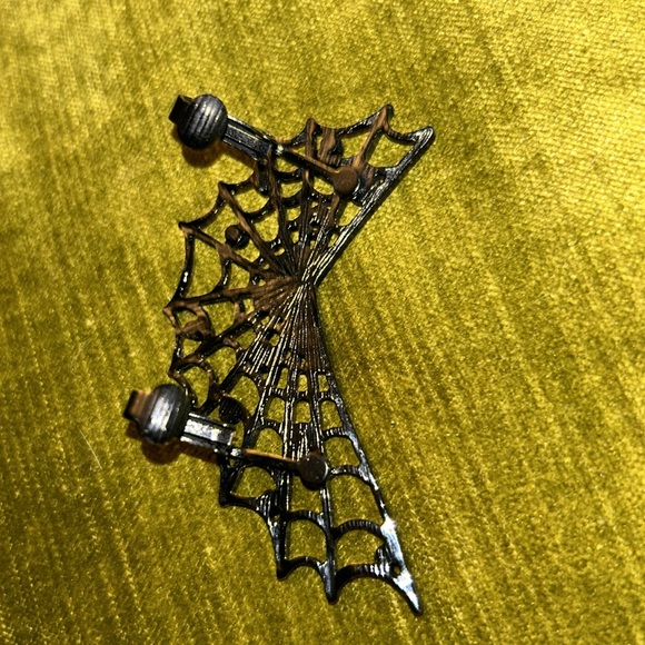Spiderweb Ear Cuff (New) - Picture 5 of 10